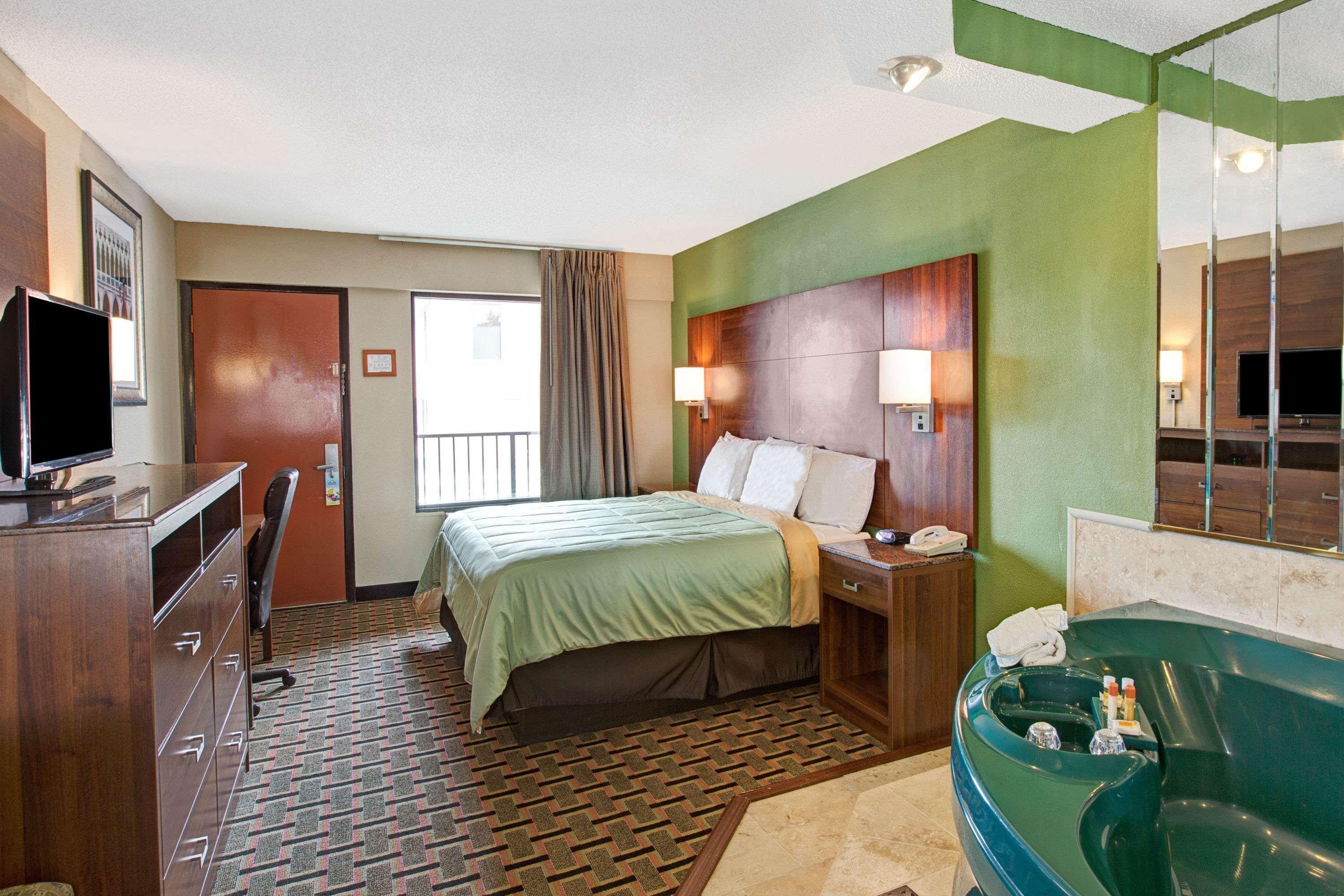 Days Inn Conover/Hickory Екстер'єр фото